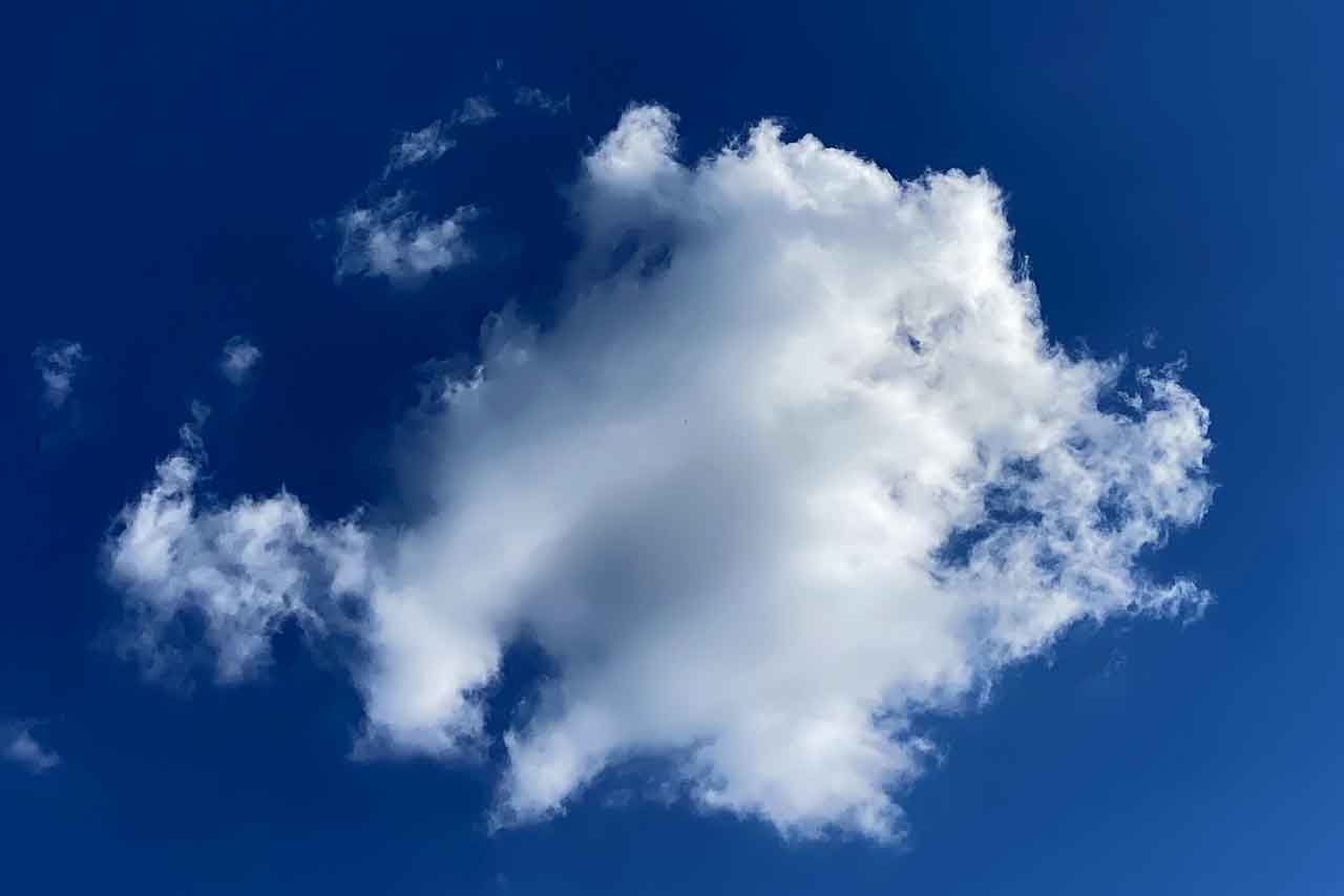 Wolkenschweif vor tiefblauem Himmel, der das Unsichtbare sichtbar macht