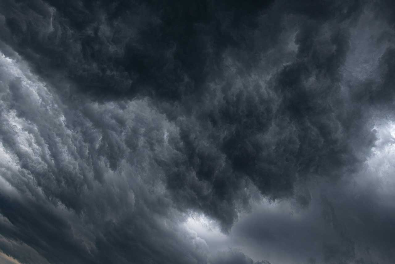 Dunkle, wogende Gewitterwolken, die bedrohlich und bewegend zugleich wirken – eine visuelle Metapher für überwältigende Emotionen.