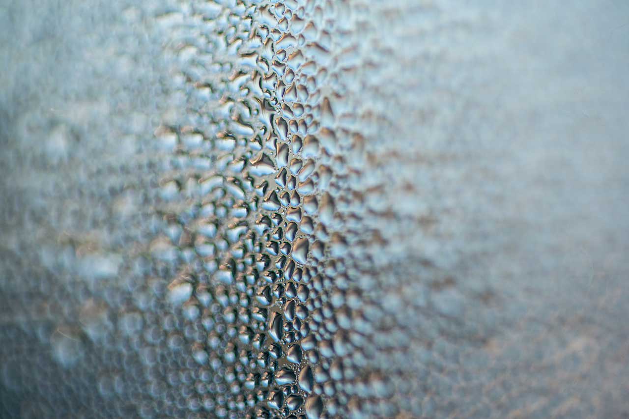 Wassertropfen auf Glas, unscharf im Verlauf – eine stille Anmutung von Trennung und Auflösung