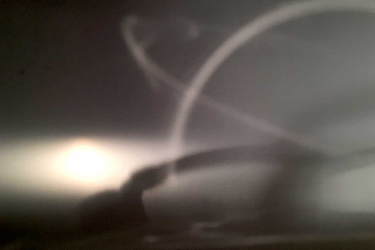 unscharfe lichtspuren an wand, diffus, ohne klare form