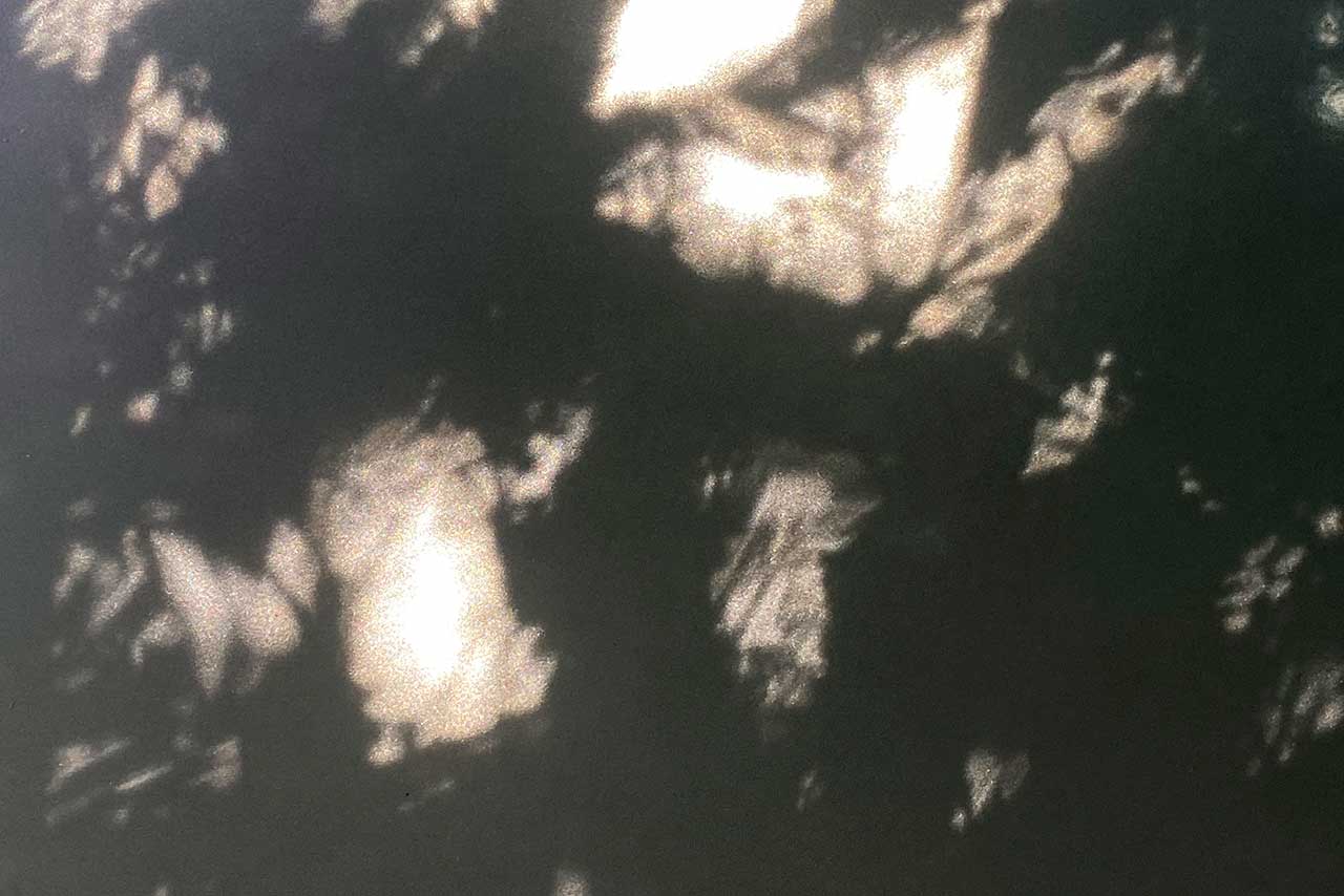 unscharfe lichtschatten auf dunklem grund, flüchtige spuren wie erinnerungen im durchzug