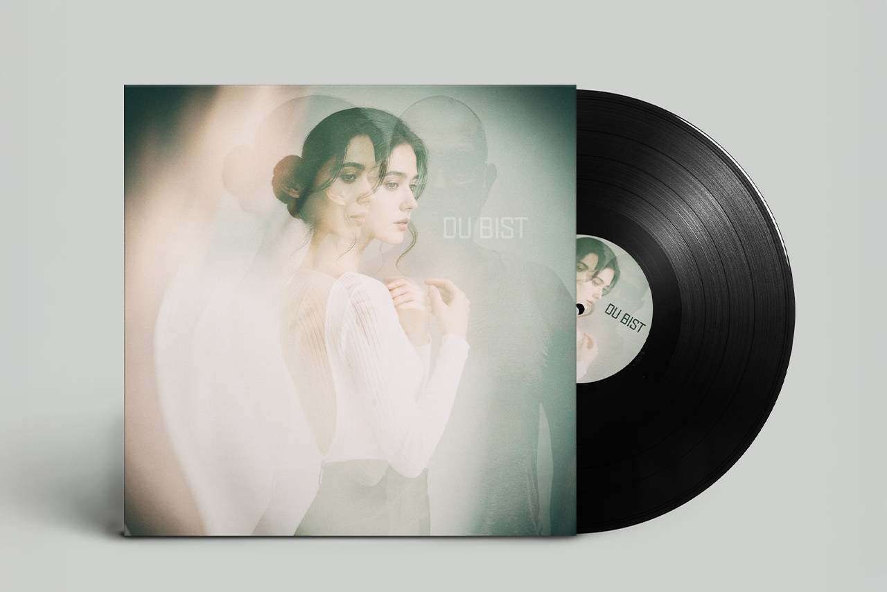 Schallplatte mit Cover „Du Bist“ – weiches Doppelporträt einer Frau, durchscheinend und vielschichtig, Symbol für Identität und Veränderung.