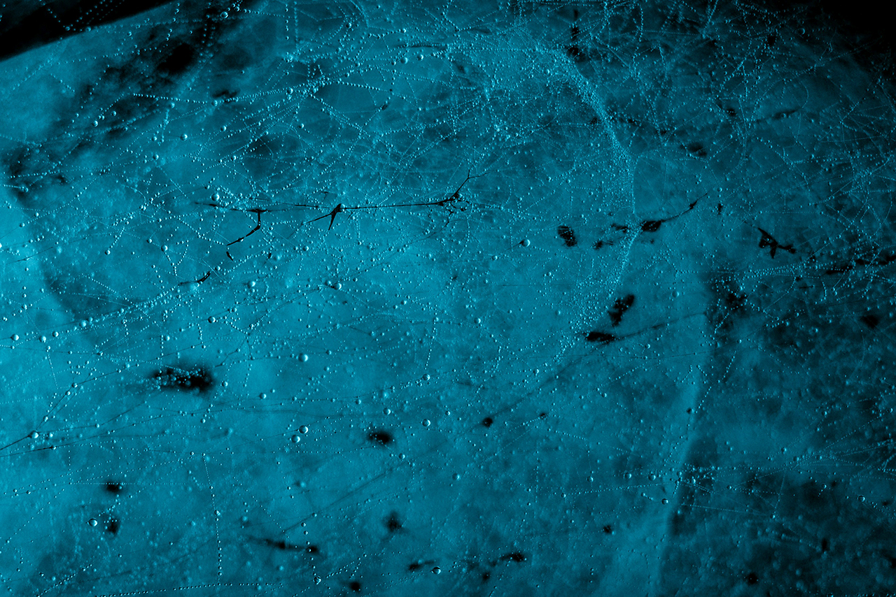 cyanblaues feld mit feinen punktlinien und spuren, stille weite, zartes netz aus lichtpunkten, ruhig und offen