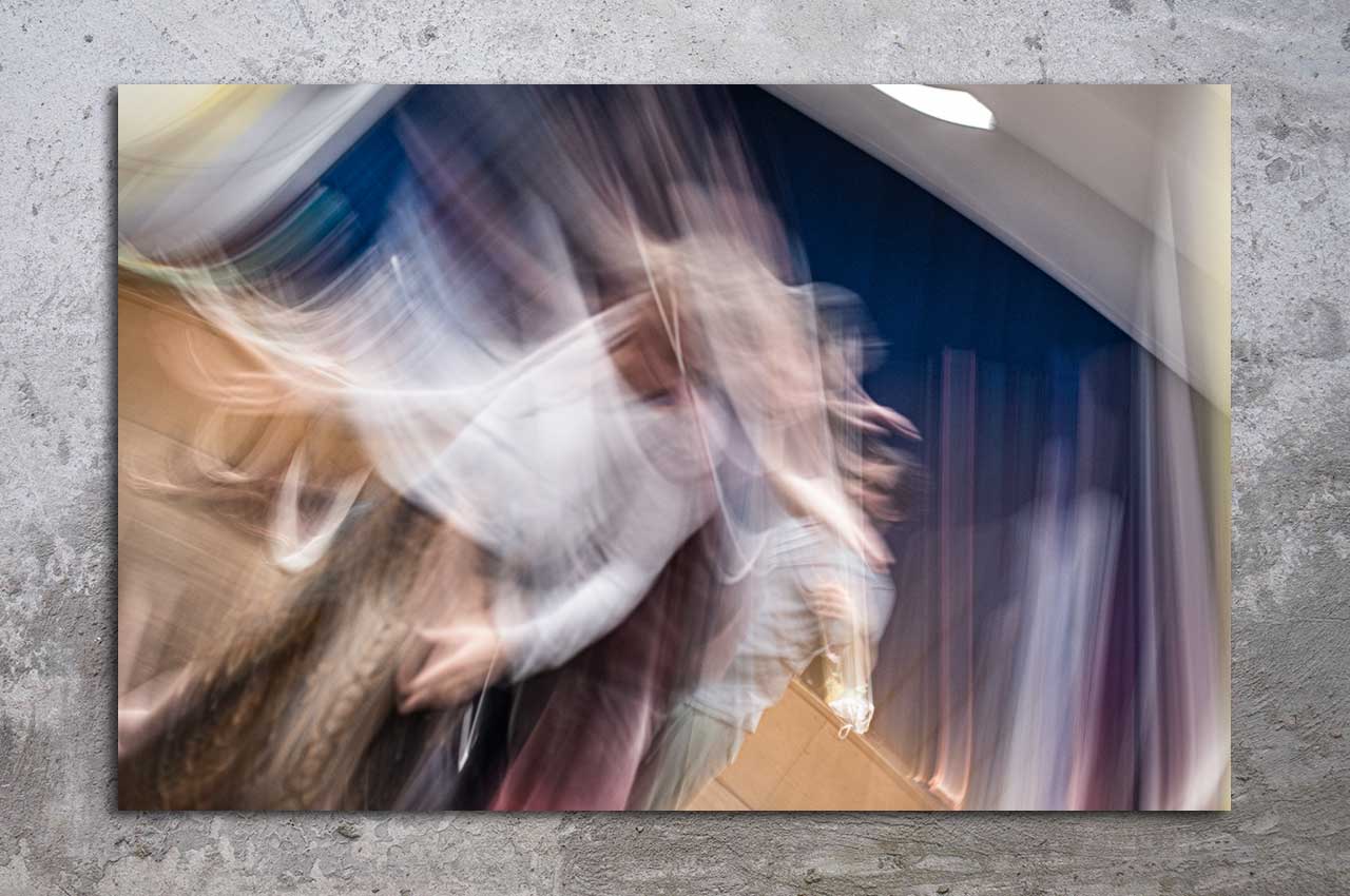 verwischte bewegung im innenraum als bild für von verstimmung zu einklang und das befremdliche als schwelle